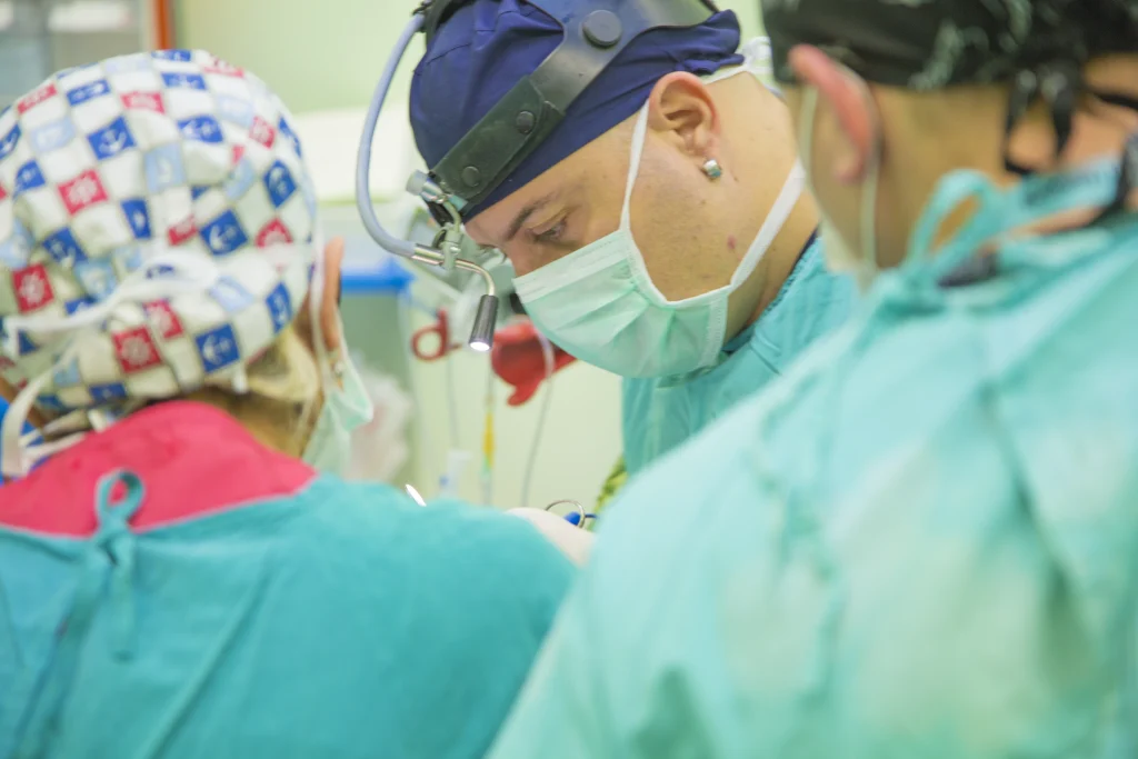 Plastic Surgeon in Antalya Turkey, Dr Gökhan Özerdem in Operation room